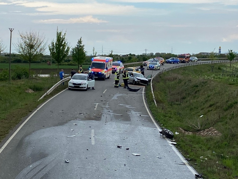 POL-PDNW: Nachtragsmeldung: Schwerer Verkehrsunfall auf der B271 bei Kirchheim. - Foto: presseportal.de