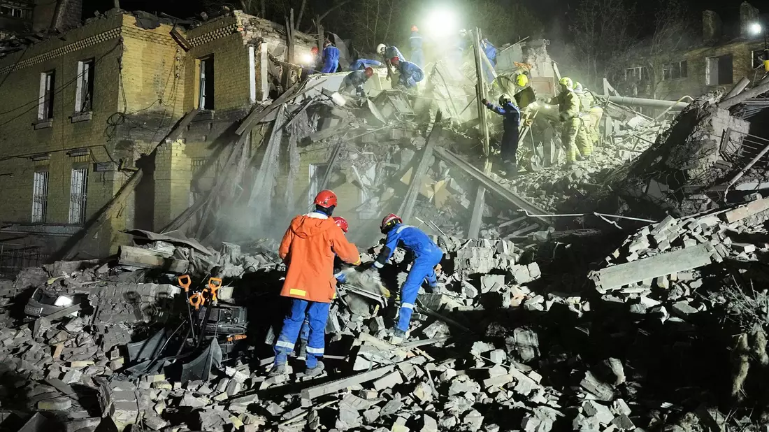 Ministerpräsidentin Swyrydenko macht sich ein Bild der Lage. - Bild: Efrem Lukatsky/AP/dpa