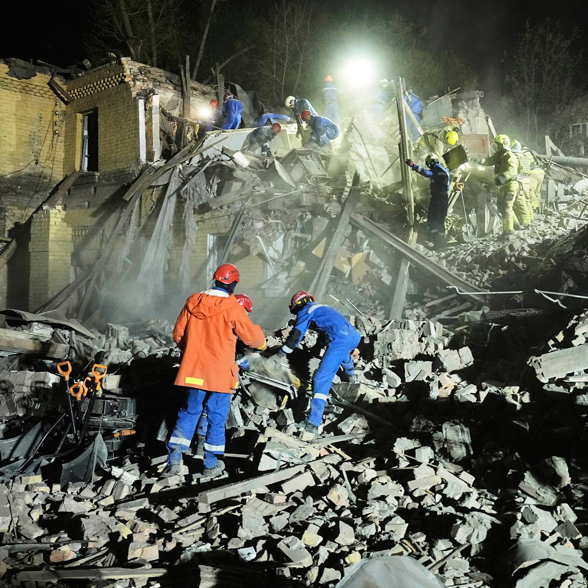 Erneut greift Russland die Ukraine in der Nacht massiv an.  - Foto: Efrem Lukatsky/AP/dpa