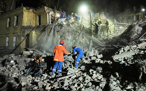 Kiew wurde schwer von einem kombinierten Drohnen- und Raketenangriff Russlands in der Nacht getroffen. - Foto: Efrem Lukatsky/AP/dpa