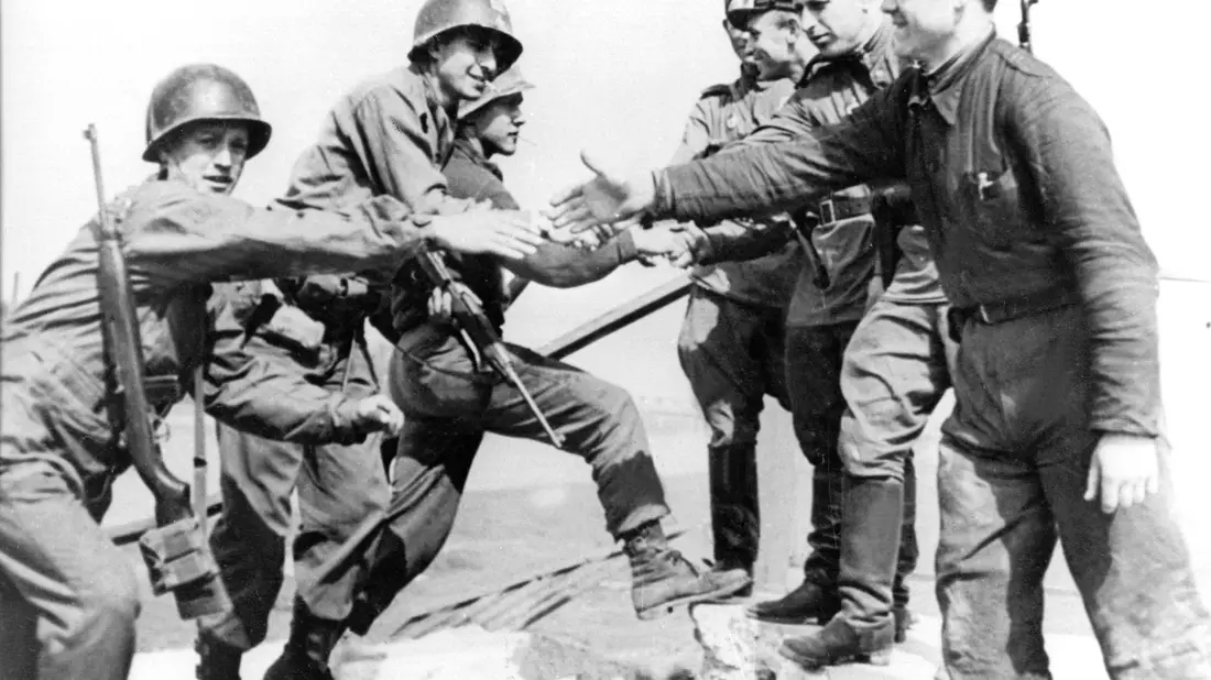 Das Foto vom Handschlag amerikanischer und sowjetischer Soldaten in Torgau am 25. April 1945 ging um die Welt. (Archivbild) - Bild: ADN/dpa