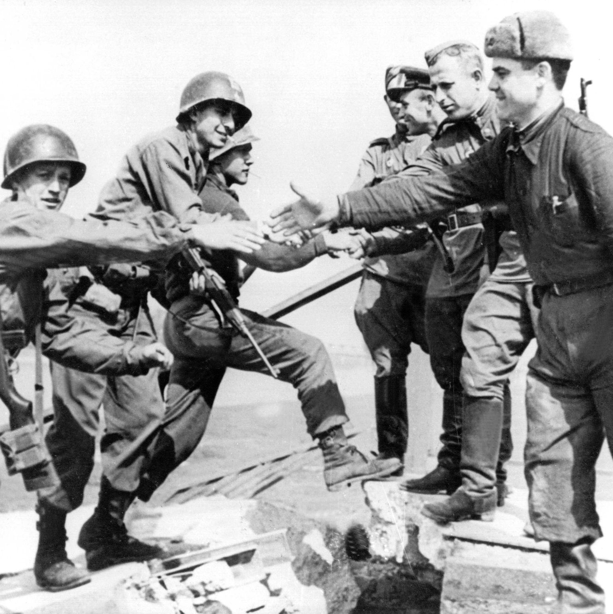 Dieses Foto vom Handschlag amerikanischer und sowjetischer Soldaten in Torgau am 25. April 1945 ging um die Welt. (Archivbild) - Foto: ADN/dpa