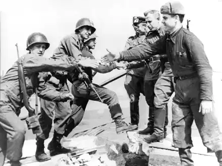 Das Foto vom Handschlag amerikanischer und sowjetischer Soldaten in Torgau am 25. April 1945 ging um die Welt. (Archivbild) - Foto: ADN/dpa