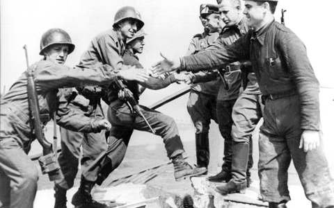 Dieses Foto vom Handschlag amerikanischer und sowjetischer Soldaten in Torgau am 25. April 1945 ging um die Welt. (Archivbild) - Foto: ADN/dpa