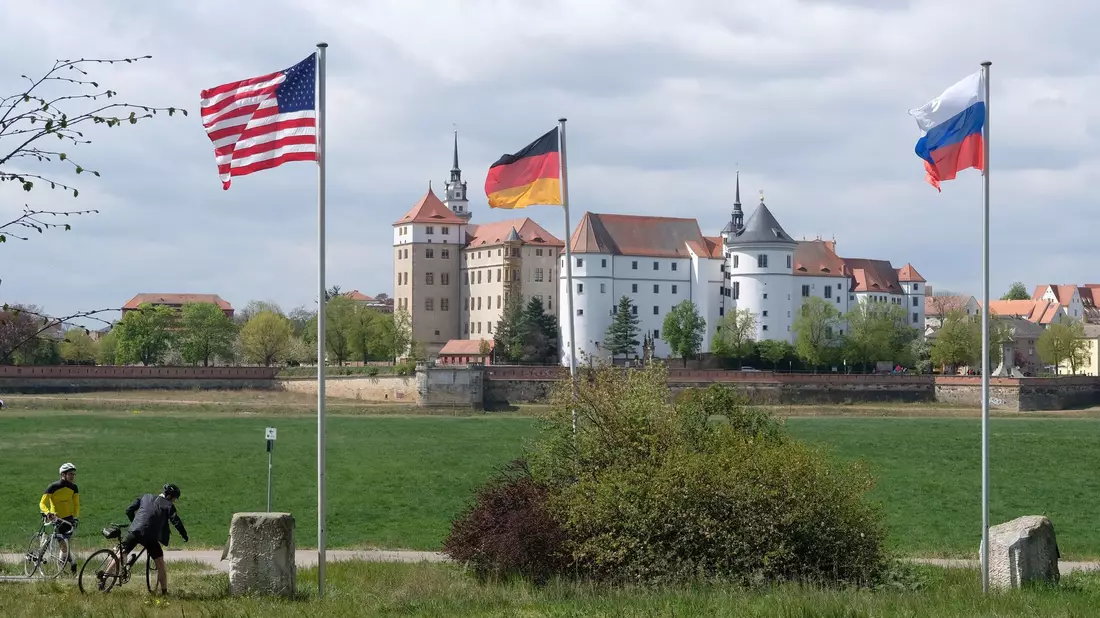 Torgau gedenkt jedes Jahr der Begegnung amerikanischer und sowjetischer Soldaten auf der zerstörten Elbbrücke. (Archivbild) - Bild: Sebastian Willnow/dpa-Zentralbild/dpa