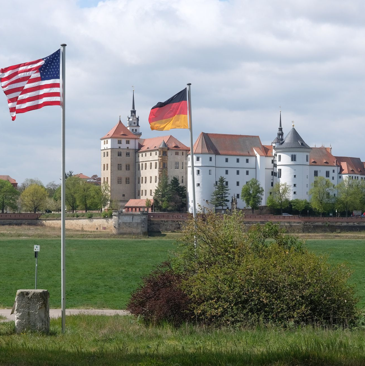 Torgau gedenkt jedes Jahr der Begegnung amerikanischer und sowjetischer Soldaten auf der zerstörten Elbbrücke. (Archivbild) - Foto: Sebastian Willnow/dpa-Zentralbild/dpa