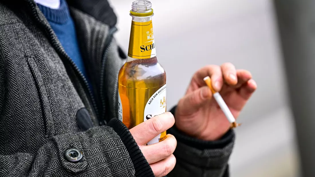 Riskanter Alkohol- und Nikotinkonsum führt zu hohen Todes- und Erkrankungszahlen. (Symbolbild) - Bild: Sina Schuldt/dpa