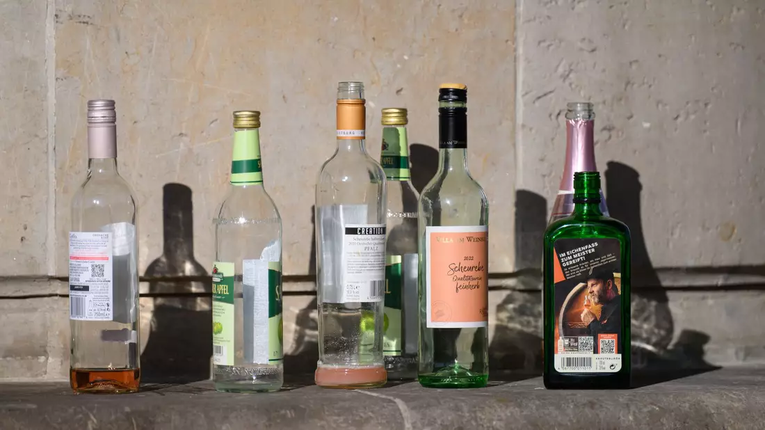 Höhere Verbrauchsteuern auf Alkohol könnten nach Schätzungen Milliardensummen in die Staatskasse spülen. (Symbolbild)  - Bild: Robert Michael/dpa