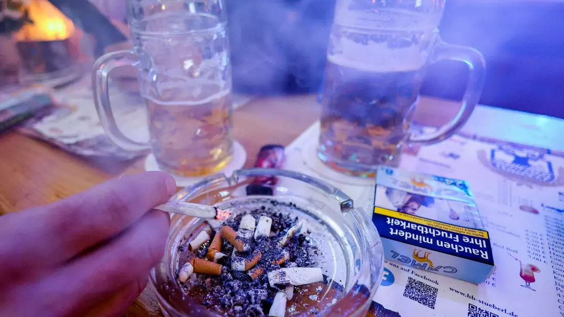 Millionen Menschen konsumieren Alkohol und Zigaretten in riskantem Ausmaß. (Symbolbild)  - Bild: Axel Heimken/dpa