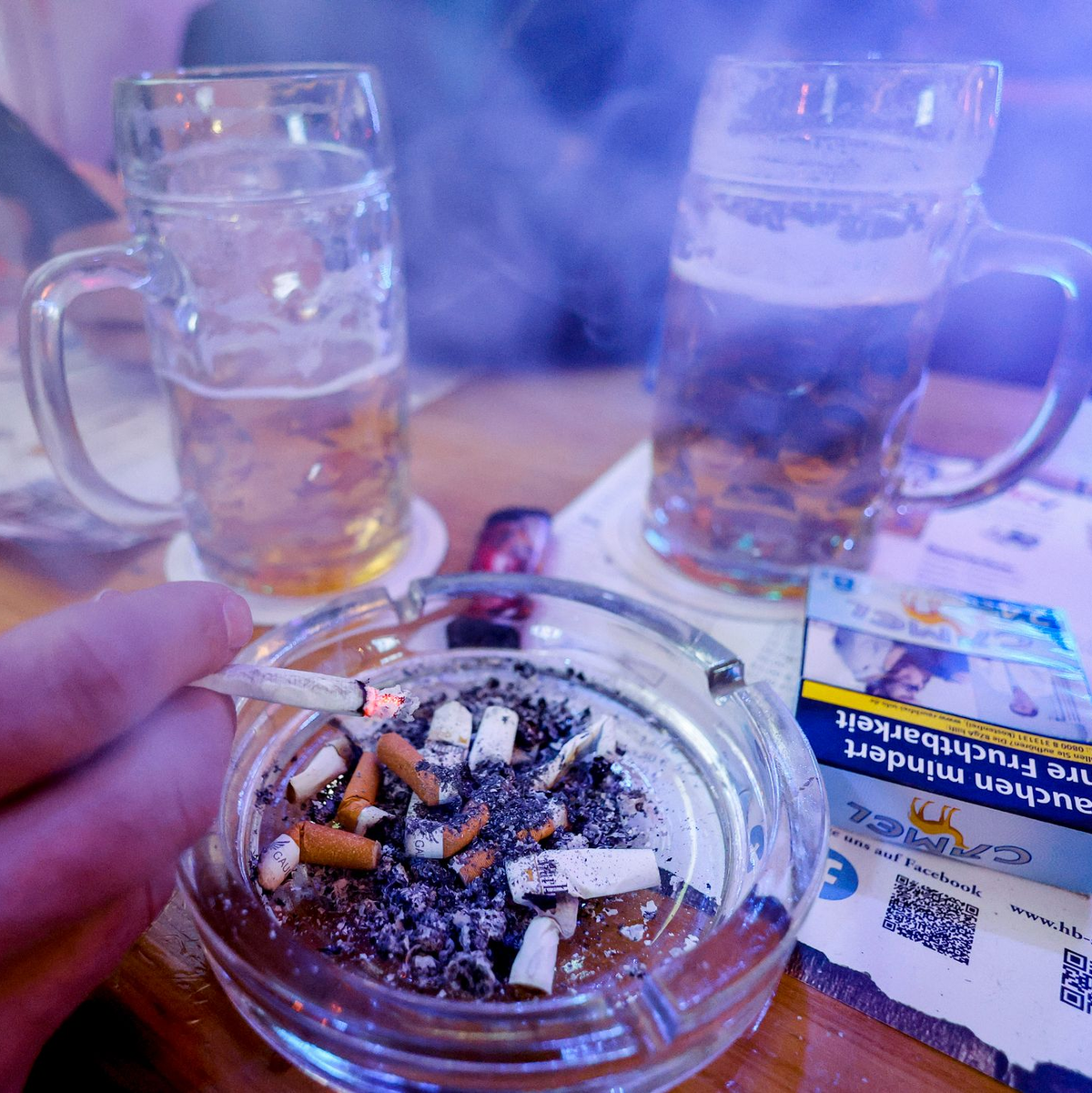 Millionen Menschen konsumieren Alkohol und Zigaretten in riskantem Ausmaß. (Symbolbild)  - Foto: Axel Heimken/dpa