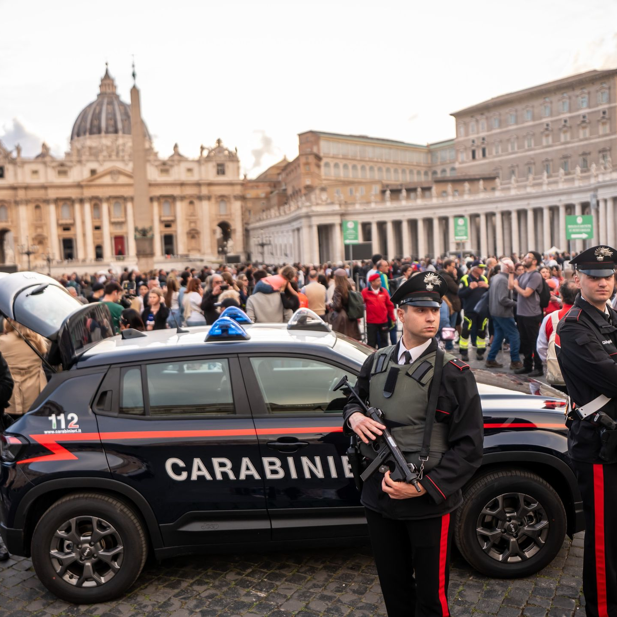 Auf dem Petersplatz laufen die Vorbereitungen für das große Requiem. - Foto: Michael Kappeler/dpa