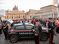Auf dem Petersplatz laufen die Vorbereitungen für das große Requiem. - Foto: Michael Kappeler/dpa