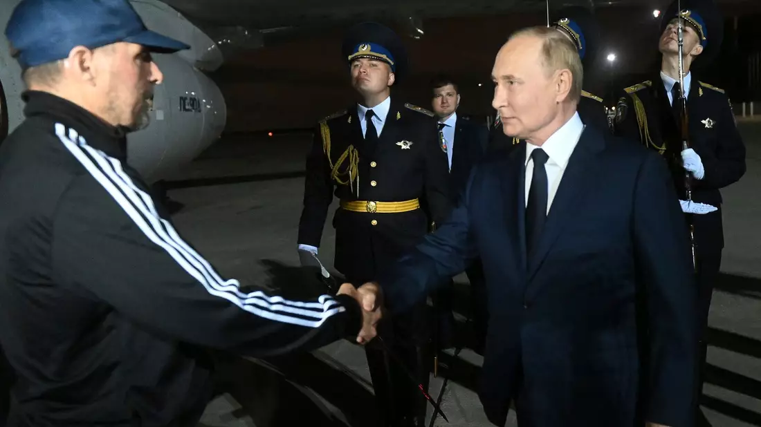 Im vergangenen Sommer kam der mutmaßliche russische Geheimagent, Wadim Krassikow, bei einem Gefangenenaustausch frei und wurde bei der Ankunft von Präsident Wladimir Putin begrüßt. (Archivfoto) - Bild: Mikhail Voskresensky/Sputnik Kremlin Pool via AP/dpa