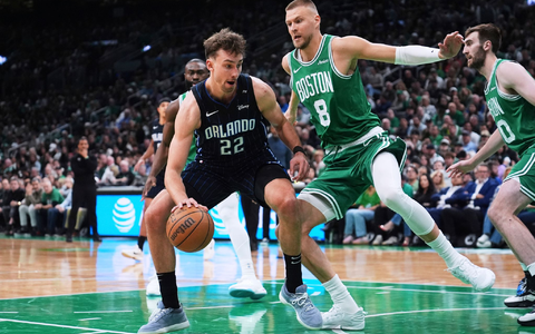 Porzingis erlitt eine Platzwunde und musste genäht werden - kam aber zurück ins Spiel. - Foto: Charles Krupa/AP/dpa