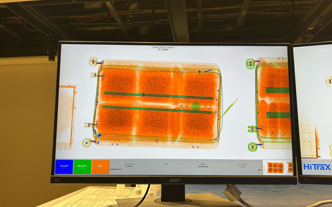HZA-P: Größter Cannabisaufgriff in der Geschichte des Flughafens BER / Zollhündin Heidi entdeckt 68 Kilogramm Cannabis bei zwei Reisenden aus Bangkok - doch dabei bleibt es nicht - Foto: presseportal.de