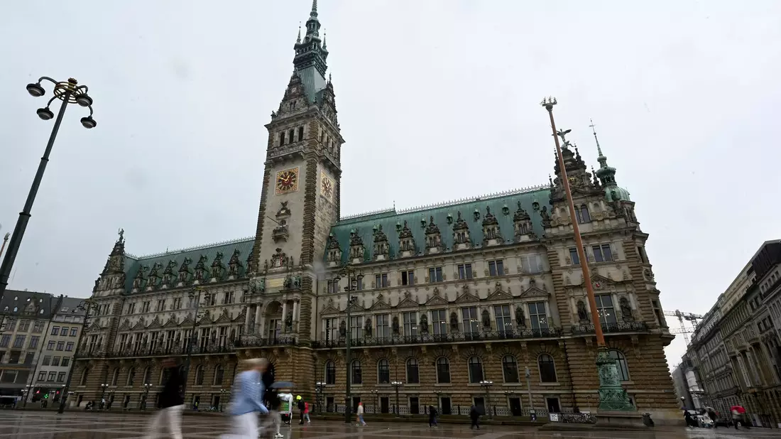 Sieben Wochen nach der Bürgerschaftswahl haben SPD und Grünen in Hamburg ihre Koalitionsverhandlungen abgeschlossen. (Archivbild) - Bild: David Hammersen/dpa