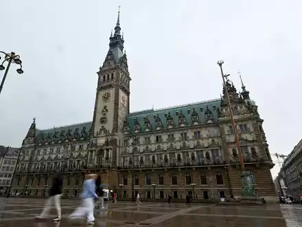 Sieben Wochen nach der Bürgerschaftswahl haben SPD und Grünen in Hamburg ihre Koalitionsverhandlungen abgeschlossen. (Archivbild) - Foto: David Hammersen/dpa