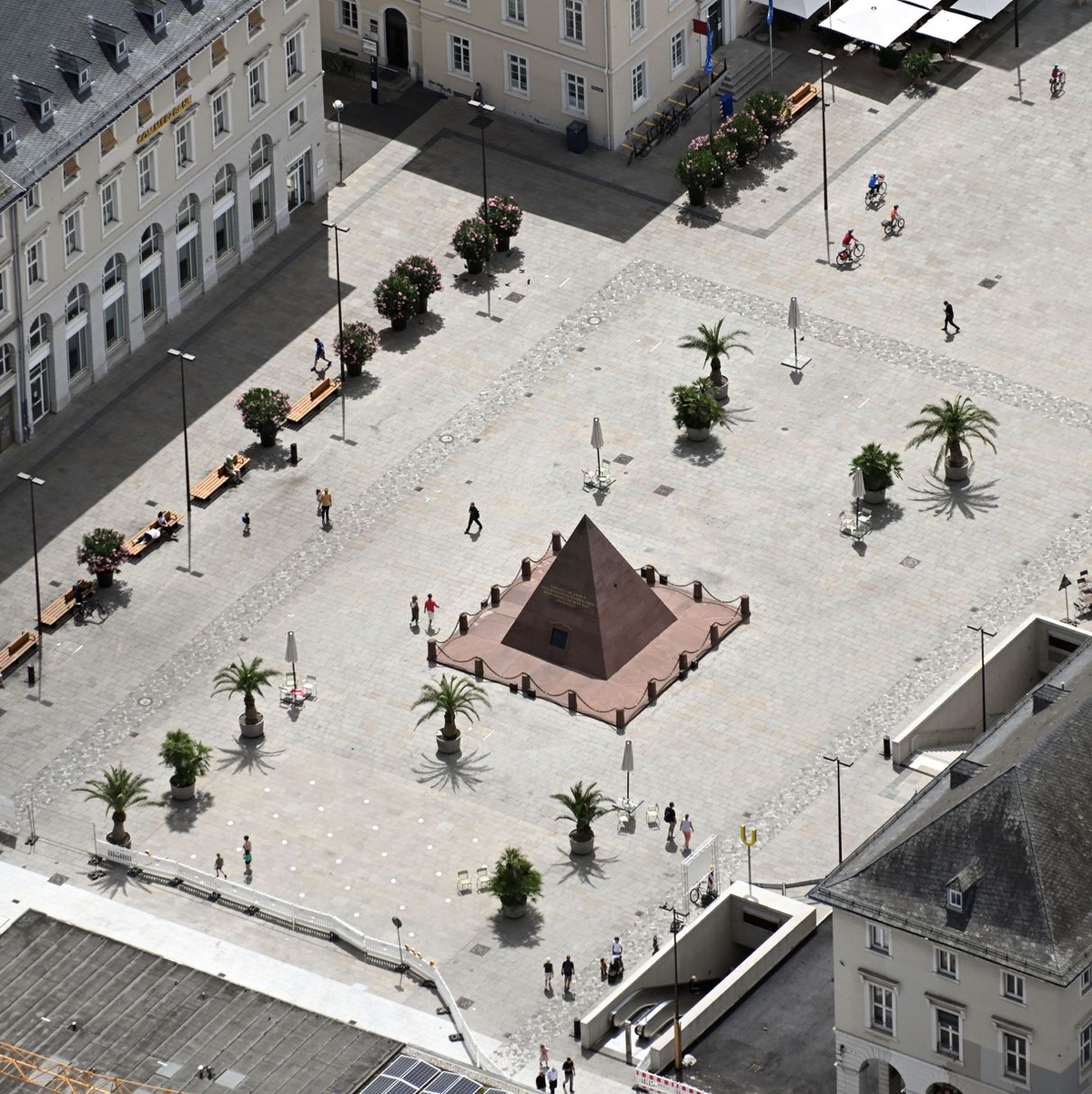 Wenig Grün auf dem Karlsruher Marktplatz - wenn darunter eine U-Bahn fährt, haben Baumwurzeln keinen Raum. - Foto: Uli Deck/dpa