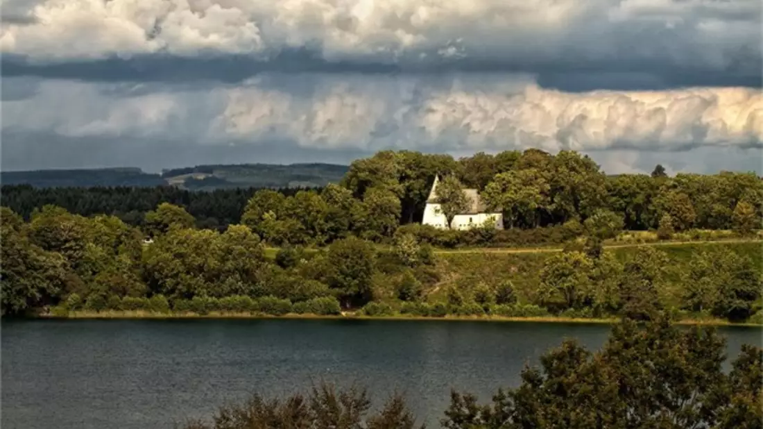 Vor allem die Eifel wird wegen ihrer vielfältigen Schönheit von Urlaubern aus der ganzen Welt geschätzt. - Bild: pixabay.de © Foto-Rabe CCO 