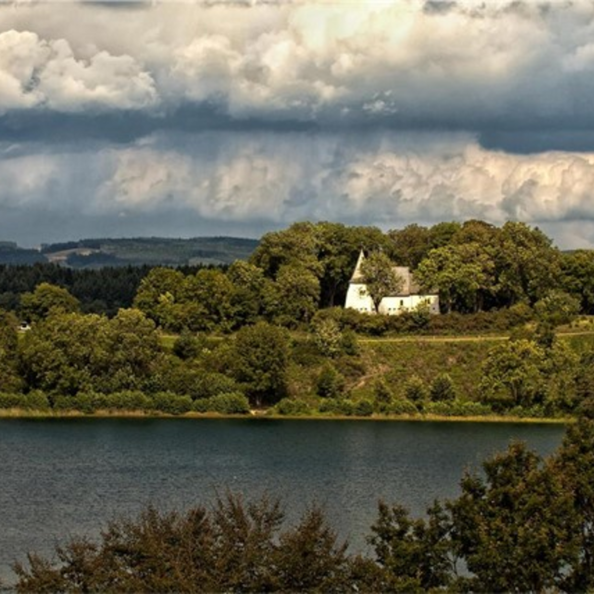 Vor allem die Eifel wird wegen ihrer vielfältigen Schönheit von Urlaubern aus der ganzen Welt geschätzt. - Foto: pixabay.de © Foto-Rabe CCO 