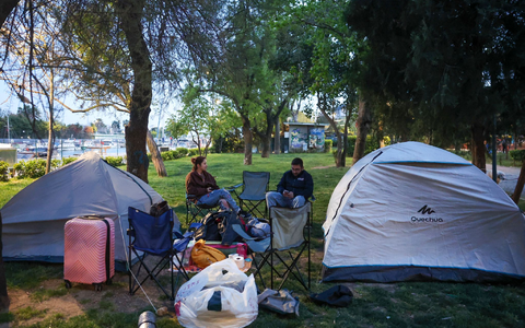 Für jene, die nicht zurück in ihre Häuser wollen, hat der Türkische Rote Halbmond damit begonnen, Lebensmittel in Sammelunterkünften bereitzustellen, berichtete der Staatssender TRT Haber.  - Foto: Omer Yildiz/DIA Photo via AP/dpa