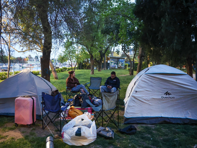 Für jene, die nicht zurück in ihre Häuser wollen, hat der Türkische Rote Halbmond damit begonnen, Lebensmittel in Sammelunterkünften bereitzustellen, berichtete der Staatssender TRT Haber.  - Foto: Omer Yildiz/DIA Photo via AP/dpa