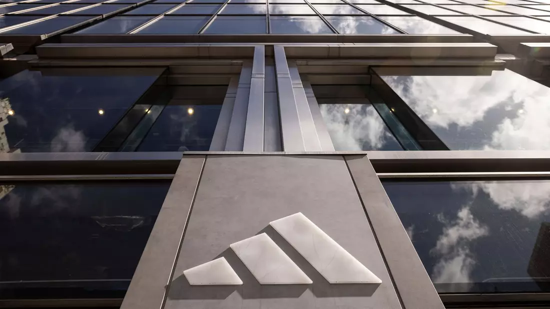 Der Sportartikelkonzern Adidas ist zum Jahresauftakt kräftig gewachsen. (Archivbild) - Bild: Yuki Iwamura/FR171758 AP/AP/dpa