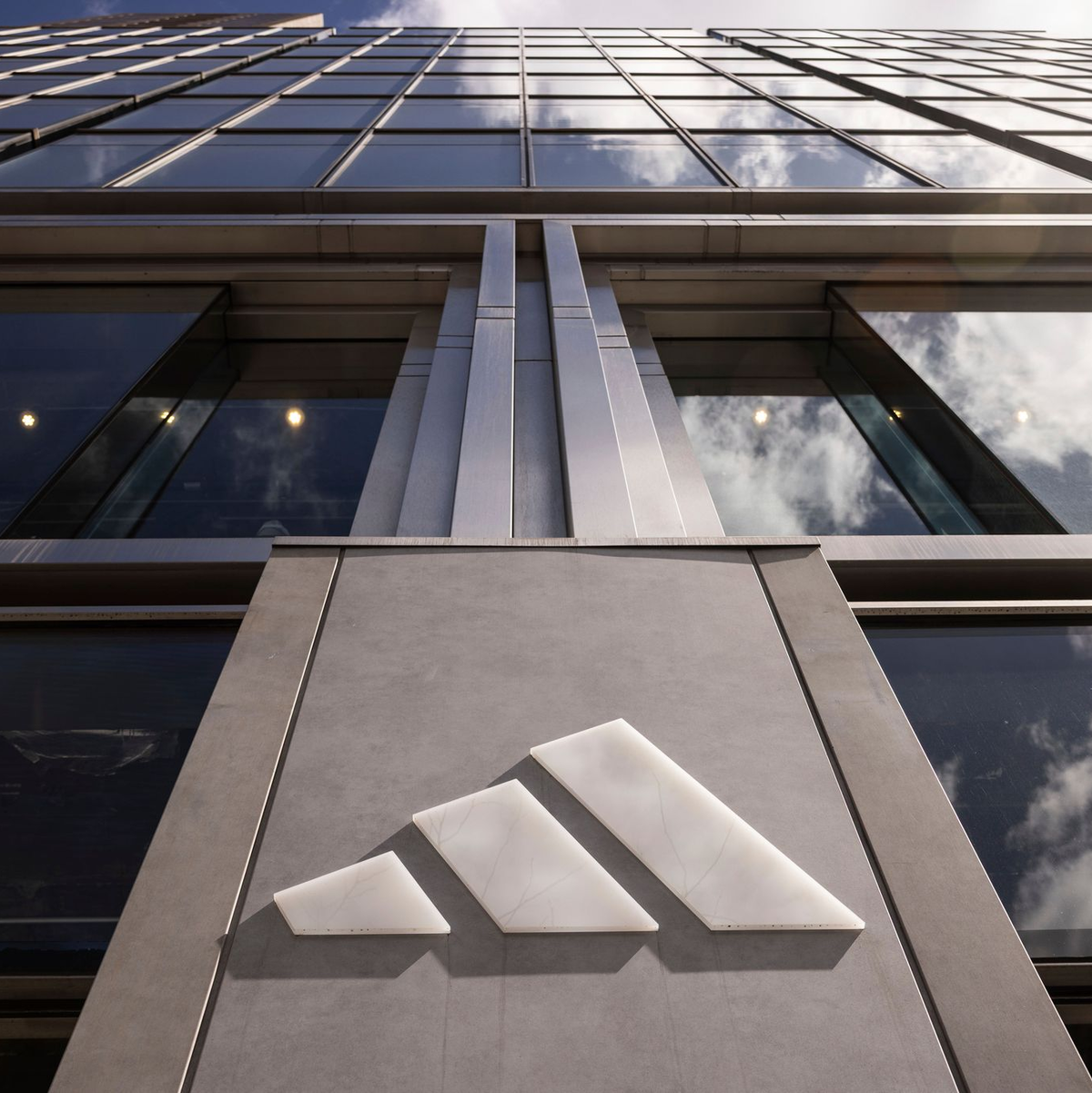 Der Sportartikelkonzern Adidas ist zum Jahresauftakt kräftig gewachsen. (Archivbild) - Foto: Yuki Iwamura/FR171758 AP/AP/dpa