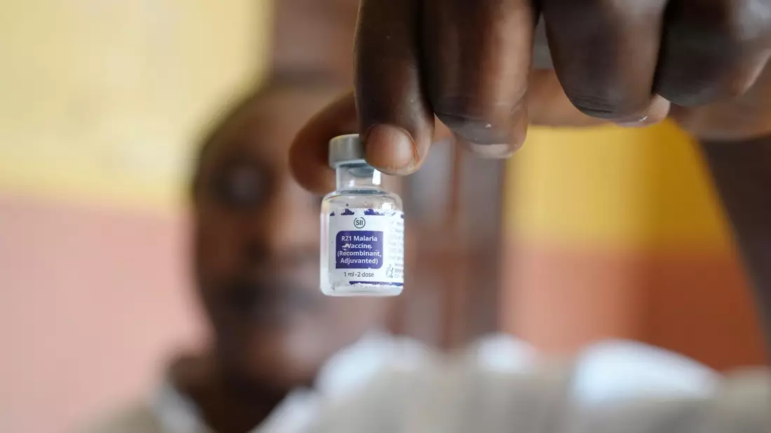 Erste Erfahrungen mit den beiden 2024 für Kinder zugelassenen Impfstoffen gegen Malaria stimmen Gesundheitsexperten hoffnungsvoll. (Archivbild) - Bild: Sunday Alamba/AP