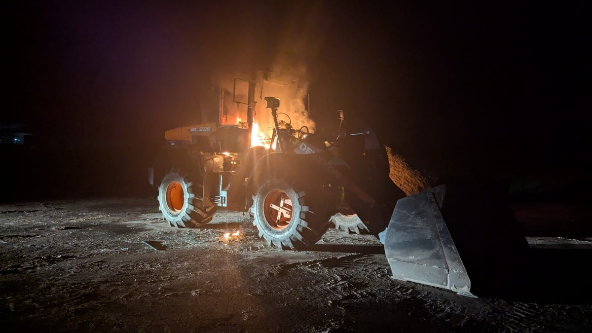 POL-WHV: Brand eines Radladers in Varel - Foto: presseportal.de