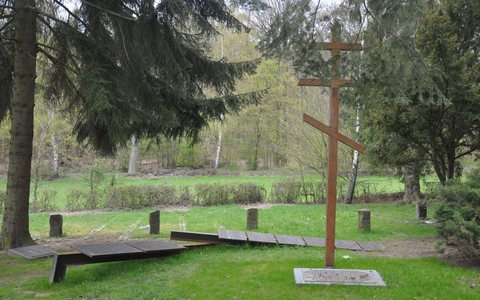 POL-HR: Unbekannte stehlen Gedenkplatten aus Bronze - Polizei sucht Zeugen - Foto: presseportal.de