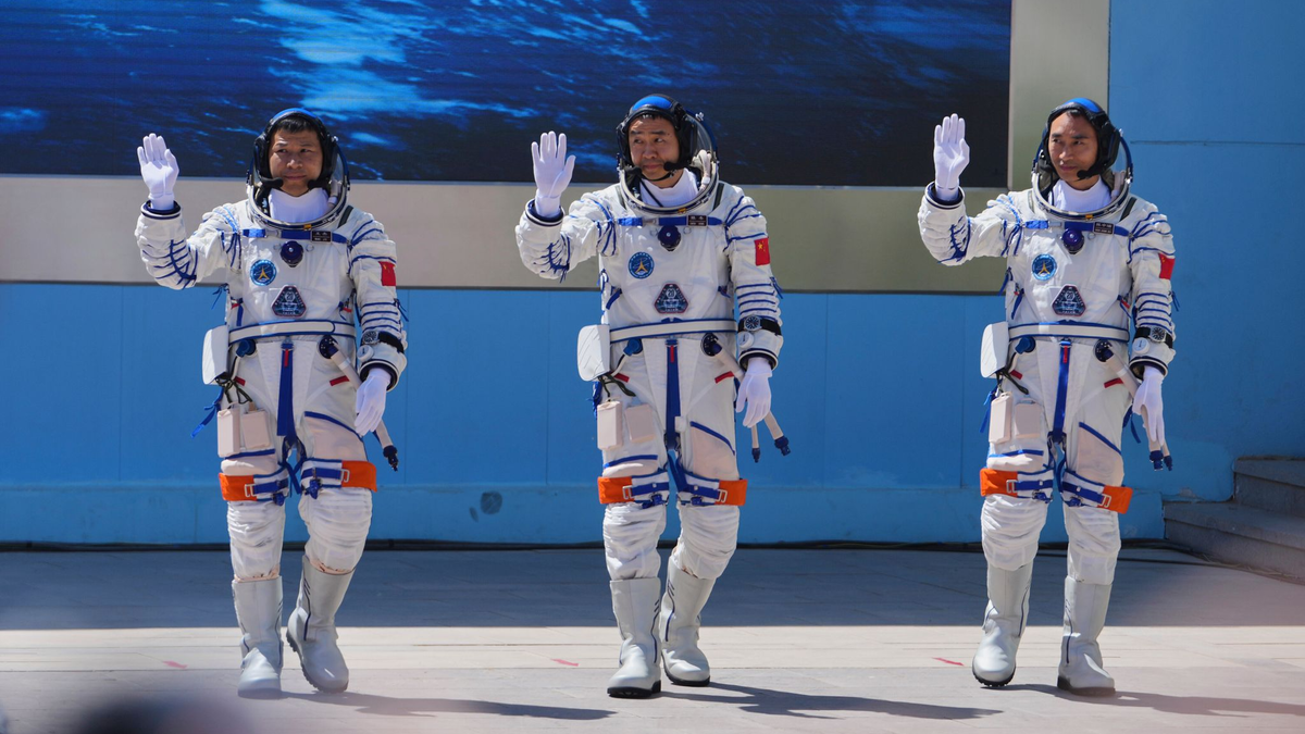 Die chinesischen Astronauten der Mission «Shenzhou 20» winken bei der Abschiedszeremonie vor dem Start. Sie sollen sechs Monaten auf Chinas Raumstation «Tiangong» leben.  - Foto: Andy Wong/AP/dpa