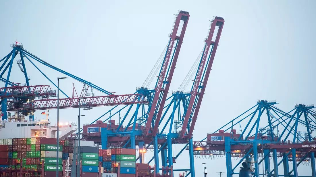 Die US-Zollpolitik macht der Exportnation Deutschland zu schaffen. - Bild: Daniel Bockwoldt/dpa