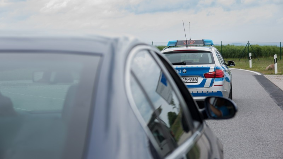 Bundespolizeidirektion München: Pass nur auf dem Smartphone/ Bundespolizei bringt Algerier in Abschiebehaft - Foto: presseportal.de