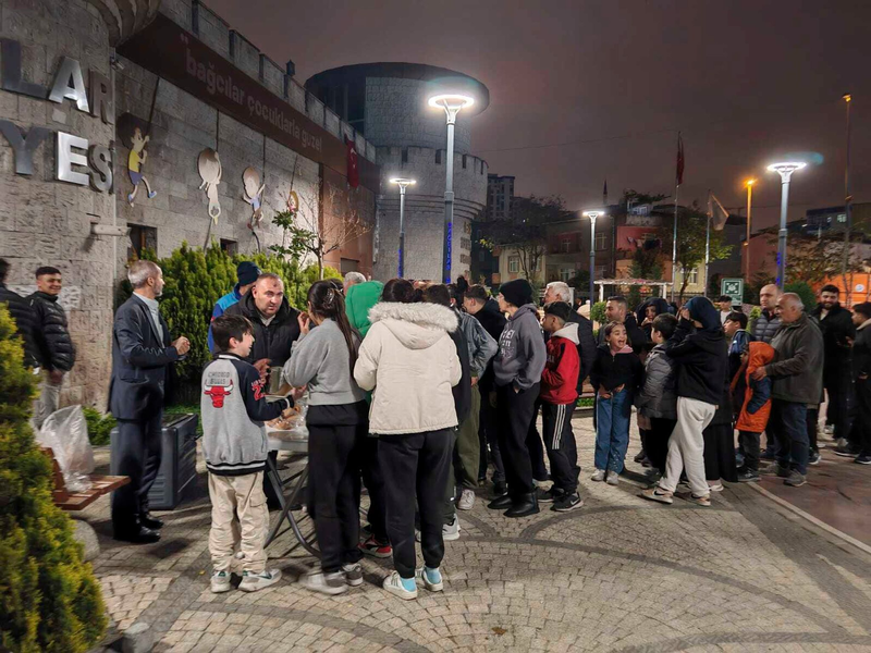 Laut Staatssender TRT Haber hat der Türkische Rote Halbmond in Sammelunterkünften bislang Lebensmittelhilfen für 350.000 Menschen bereitgestellt. - Foto: Omer Yildiz/DIA Photo/AP/dpa