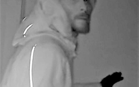 LPI-NDH: LPI-NDH: Öffentlichkeitsfahndung nach Einbruch in Sportlerheim - Wer erkennt diesen Mann? - Foto: presseportal.de