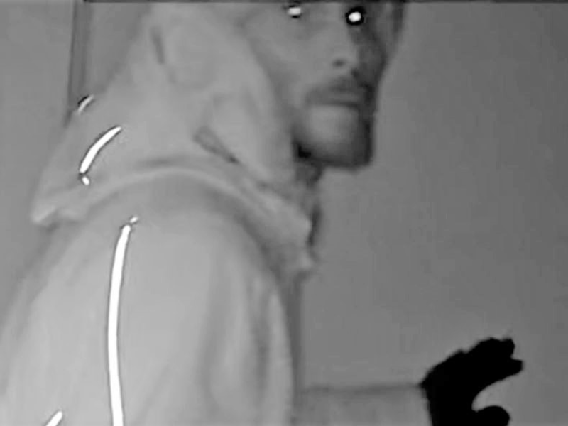 LPI-NDH: LPI-NDH: Öffentlichkeitsfahndung nach Einbruch in Sportlerheim - Wer erkennt diesen Mann? - Foto: presseportal.de