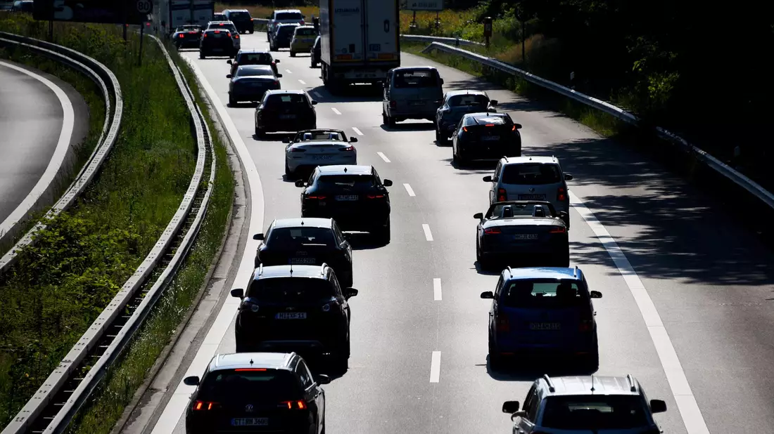 Die EU-Kommission will eine jährliche Pflichtuntersuchung für ältere Autos. (Archivbild)  - Bild: Daniel Bockwoldt/dpa