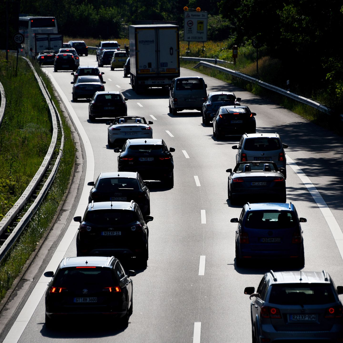Die EU-Kommission will eine jährliche Pflichtuntersuchung für ältere Autos. (Archivbild)  - Foto: Daniel Bockwoldt/dpa