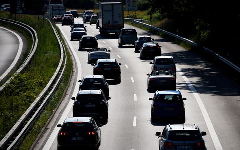 Die EU-Kommission will eine jährliche Pflichtuntersuchung für ältere Autos. (Archivbild)  - Foto: Daniel Bockwoldt/dpa
