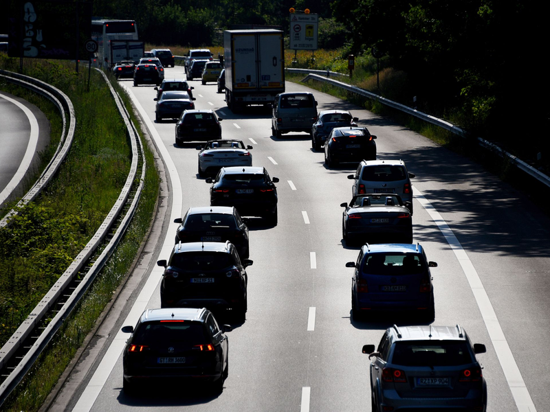 Die EU-Kommission will eine jährliche Pflichtuntersuchung für ältere Autos. (Archivbild) - Foto: Daniel Bockwoldt/dpa