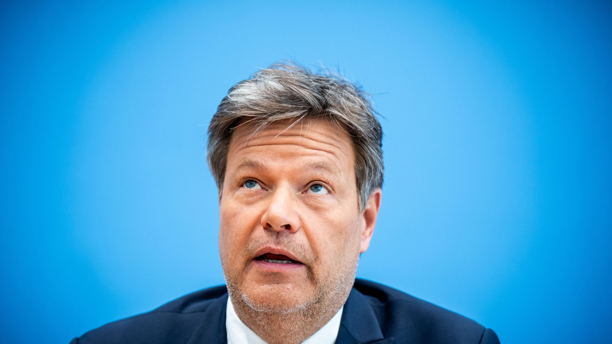 Der geschäftsführende Wirtschaftsminister Habeck erwartet eine Stagnation. (Archivbild) - Foto: Michael Kappeler/dpa