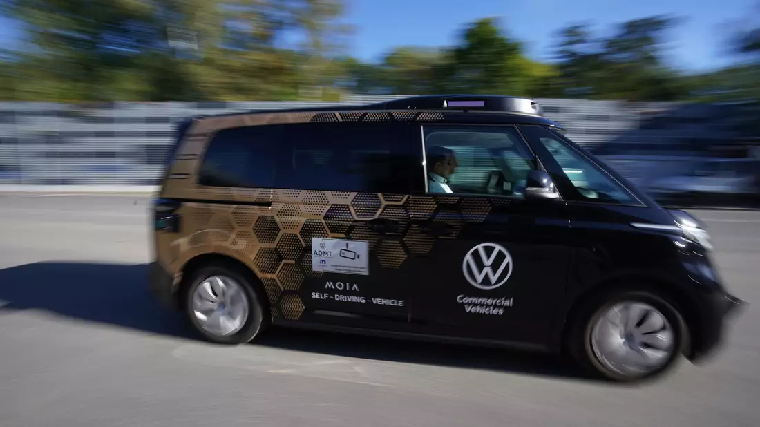 Volkswagen und Fahrdienstvermittler Uber arbeiten auf dem US-Markt zusammen. (Archivbild)  - Bild: Marcus Brandt/dpa