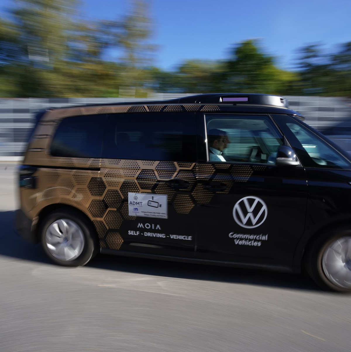 Der ID Buzz - hier noch als Prototyp - soll unter anderem in Hamburg unterwegs sein. (Archivbild) - Foto: Marcus Brandt/dpa