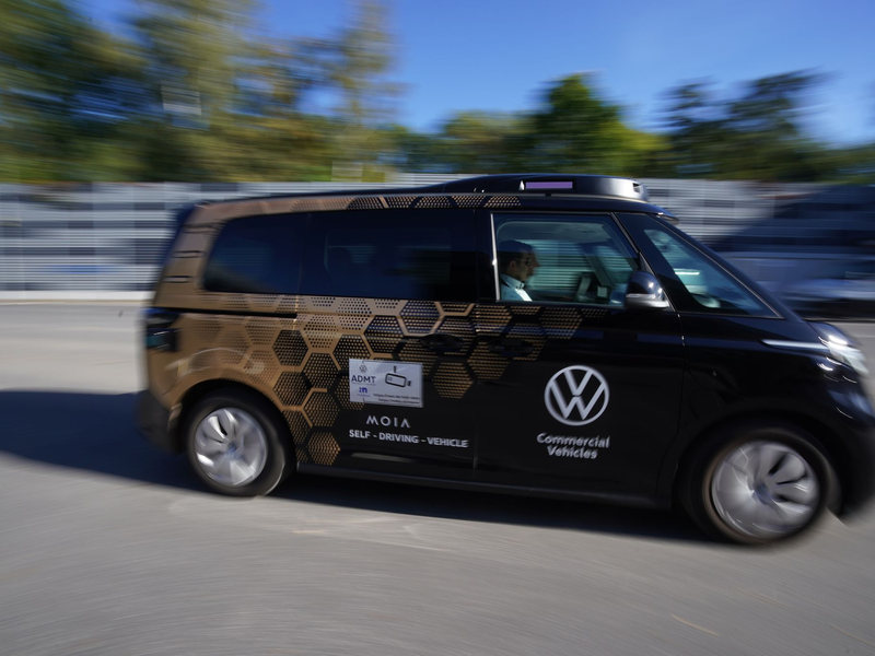 Der ID Buzz - hier noch als Prototyp - soll unter anderem in Hamburg unterwegs sein. (Archivbild) - Foto: Marcus Brandt/dpa