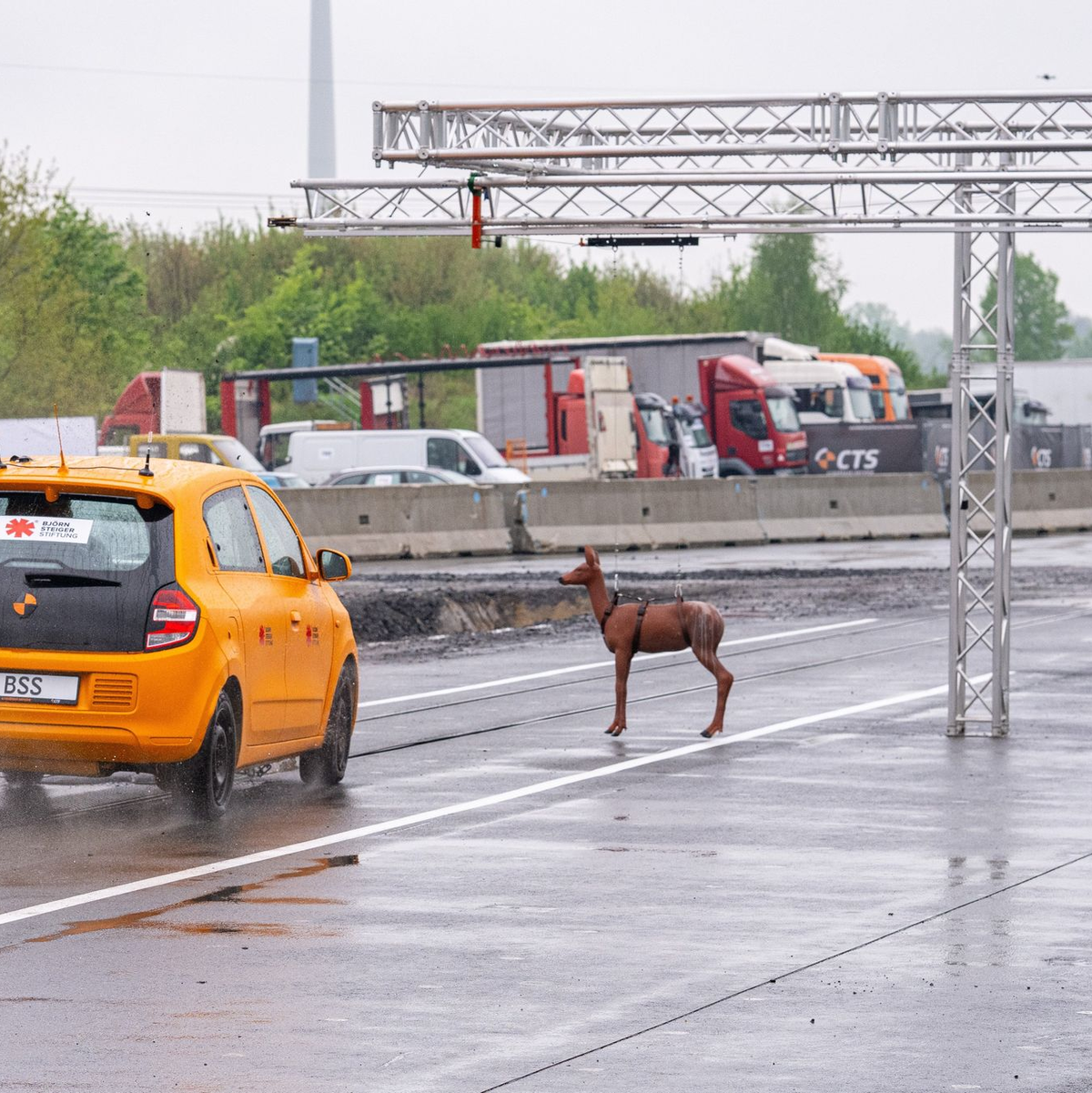 Das Auto landet nach dem Ausweichen im Straßengraben. - Foto: Guido Kirchner/dpa