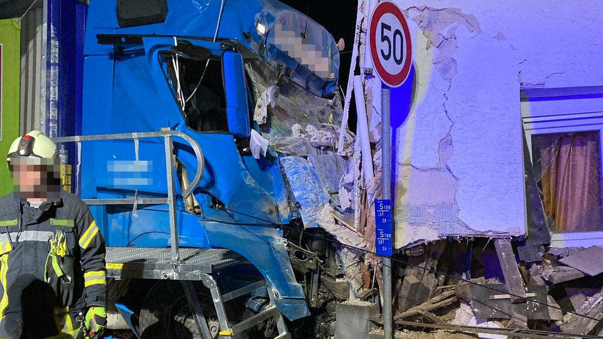 POL-GI: LKW in Hauswand gekracht + Einbruch in Schule + Getränkedosen entwendet + Zwei verletzte Quadfahrer und rund 15.000 Euro Sachschaden sind die Bilanz eines Unfalls + Unfallfluchten - Foto: presseportal.de