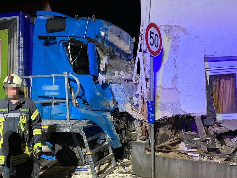 POL-GI: LKW in Hauswand gekracht + Einbruch in Schule + Getränkedosen entwendet + Zwei verletzte Quadfahrer und rund 15.000 Euro Sachschaden sind die Bilanz eines Unfalls + Unfallfluchten - Foto: presseportal.de