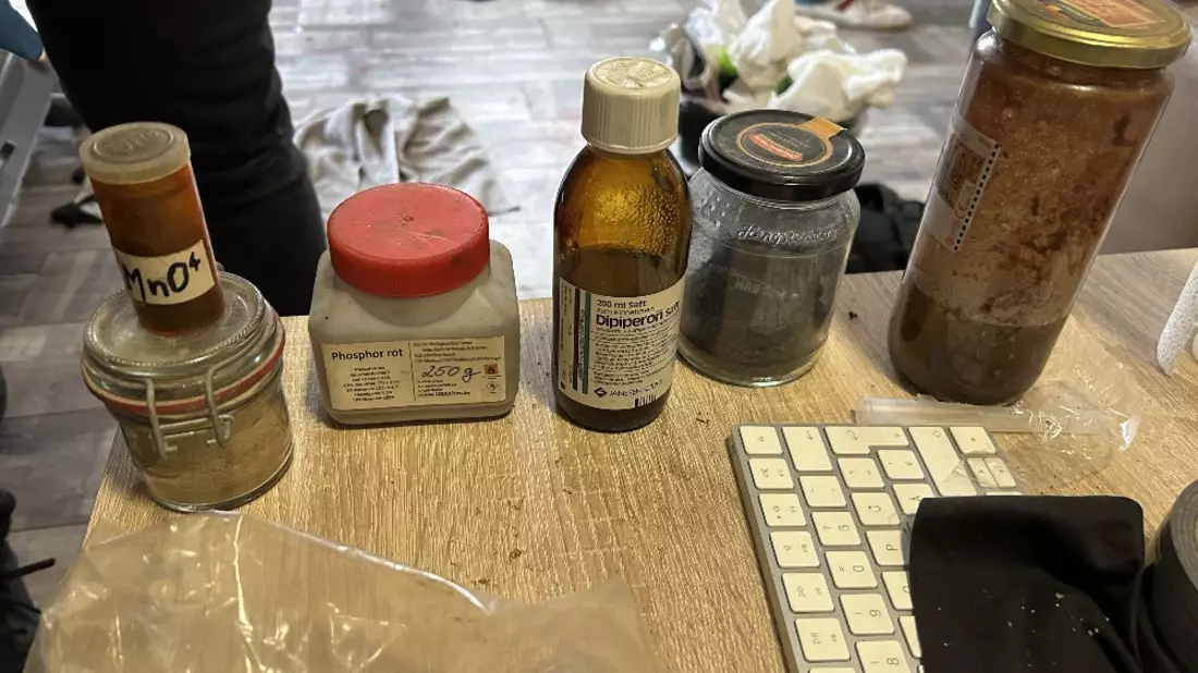 ZOLL-H: Zoll durchsucht bei mutmaßlichem Drogendealer in der Region Hannover Sicherstellung von Betäubungsmitteln, Schreckschusswaffen und gefährlichen Chemikalien - Bild: presseportal.de