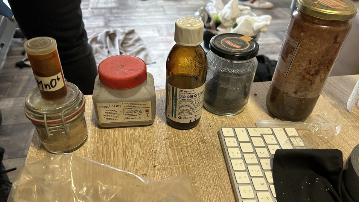 ZOLL-H: Zoll durchsucht bei mutmaßlichem Drogendealer in der Region Hannover Sicherstellung von Betäubungsmitteln, Schreckschusswaffen und gefährlichen Chemikalien - Foto: presseportal.de